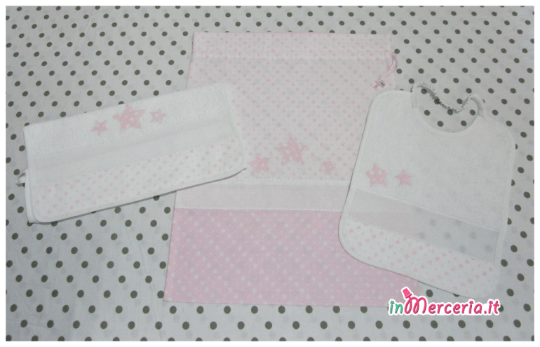 Set asilo cuori con stelle rosa – Sacchetto, asciugamano e bavetta