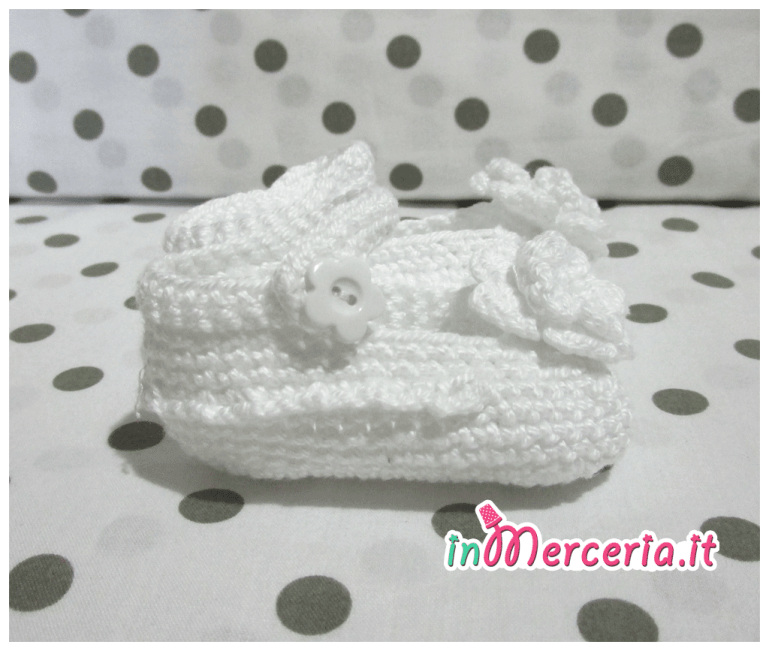 Scarpette neonato in lana bianca con fiore