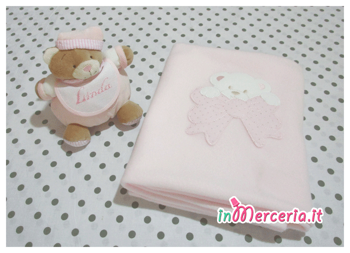 Set per nascita – Corredino con coperta in pile, sacchetto, fiocco nascita, bavette porta biberon e ciuccio, orsetto, beauty e doudou per Linda
