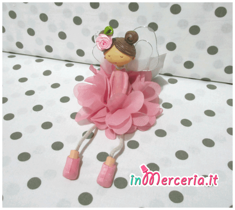 Bambolina seduta rosa