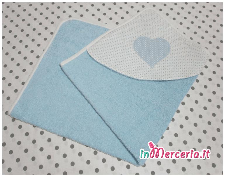 Set corredo neonato con cuore - Accappatoio, coprifasciatoio, sacchetto primo cambio, lenzuolino, bavaglia e sacchetti bomboniera