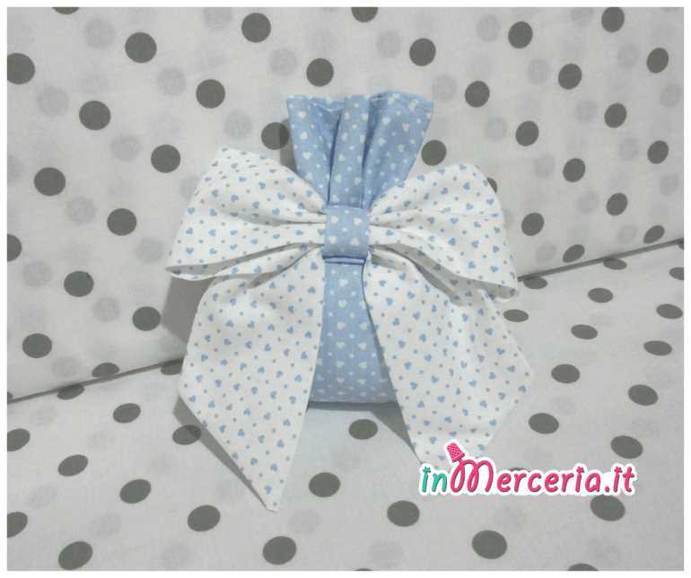 Set corredo neonato con cuore - Accappatoio, coprifasciatoio, sacchetto primo cambio, lenzuolino, bavaglia e sacchetti bomboniera