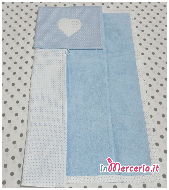 Set corredo neonato con cuore - Accappatoio, coprifasciatoio, sacchetto primo cambio, lenzuolino, bavaglia e sacchetti bomboniera