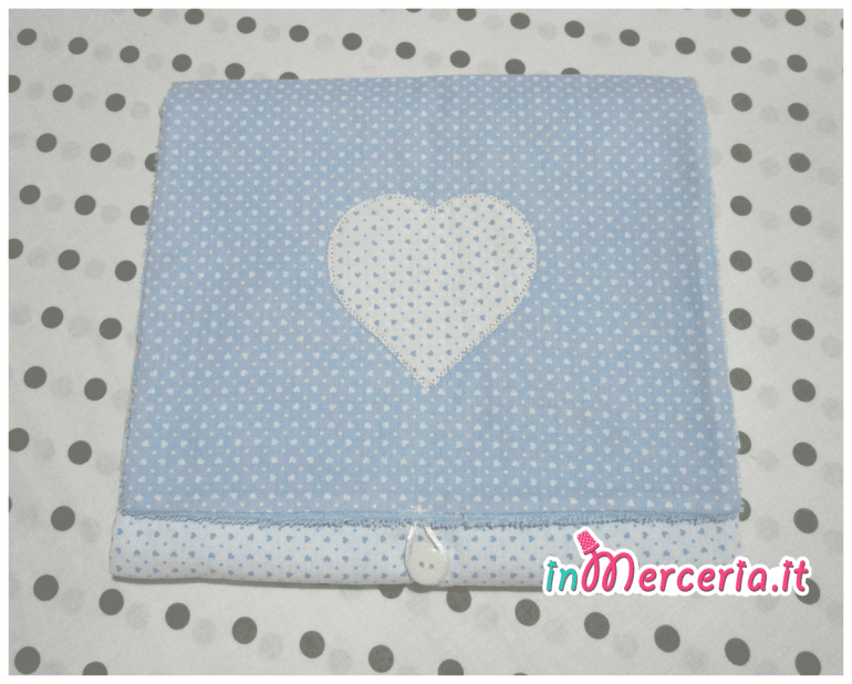 Set corredo neonato con cuore - Accappatoio, coprifasciatoio, sacchetto primo cambio, lenzuolino, bavaglia e sacchetti bomboniera