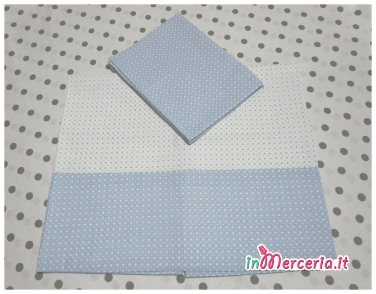 Set corredo neonato con cuore - Accappatoio, coprifasciatoio, sacchetto primo cambio, lenzuolino, bavaglia e sacchetti bomboniera