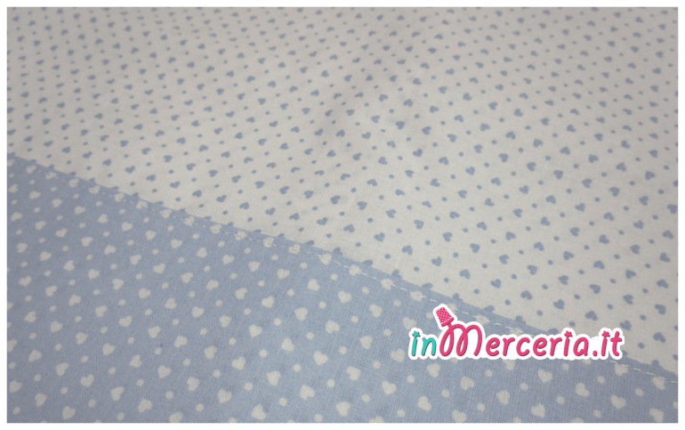 Set corredo neonato con cuore - Accappatoio, coprifasciatoio, sacchetto primo cambio, lenzuolino, bavaglia e sacchetti bomboniera