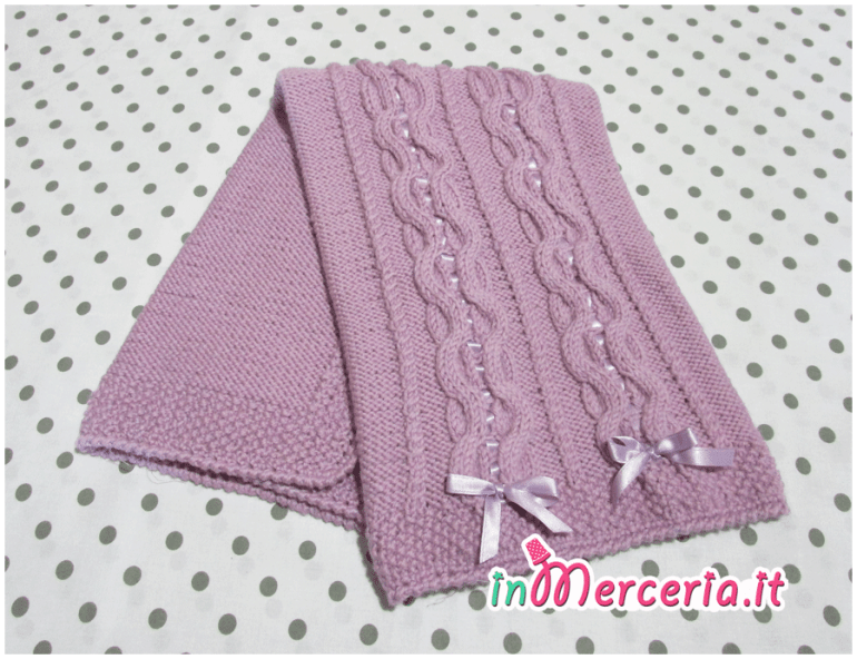 Copertina con intrecci lilla in lana per neonato