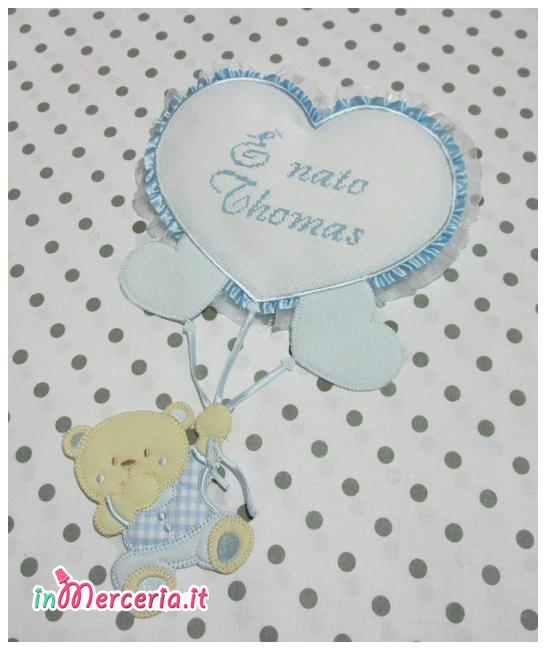 Fiocco nascita con orsetto su palloncini cuore “È nato Thomas”