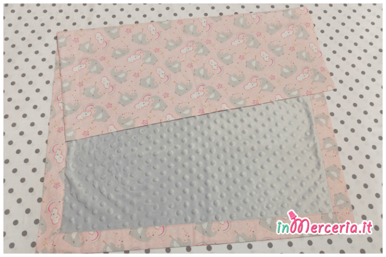 Copertina in pile con elefanti