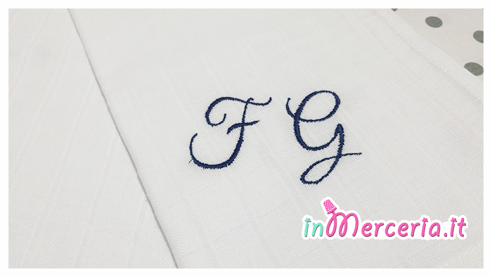 Quadrati di garza con iniziali di Federico