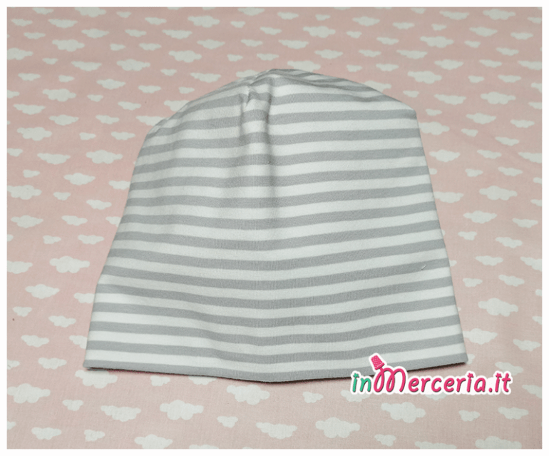 Bavetta e cappello neonato rigato con iniziale