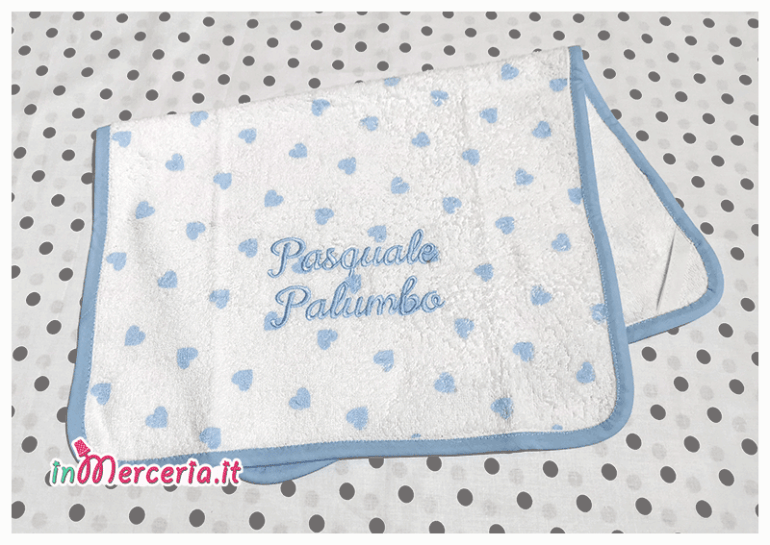 Set nascita neonato - Corredino con beauty, sacchetti nascita e asilo, pochette, bavette, clip portaciuccio, accappatoio, asciugamano, quadrati di garza e bomboniere a forma di nutella per Pasquale