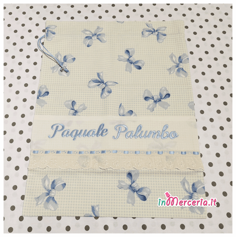 Set nascita neonato - Corredino con beauty, sacchetti nascita e asilo, pochette, bavette, clip portaciuccio, accappatoio, asciugamano, quadrati di garza e bomboniere a forma di nutella per Pasquale