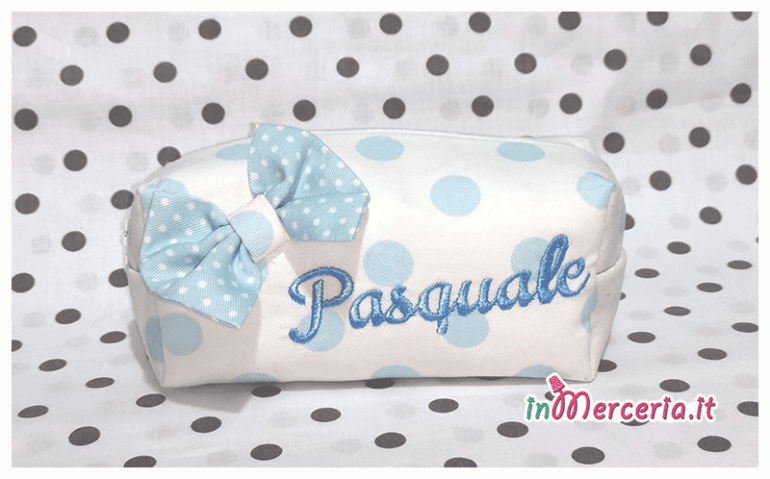 Set nascita neonato - Corredino con beauty, sacchetti nascita e asilo, pochette, bavette, clip portaciuccio, accappatoio, asciugamano, quadrati di garza e bomboniere a forma di nutella per Pasquale