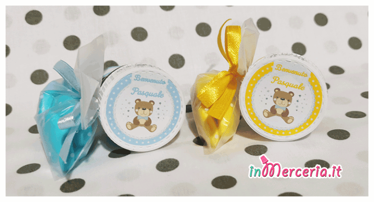 Set nascita neonato - Corredino con beauty, sacchetti nascita e asilo, pochette, bavette, clip portaciuccio, accappatoio, asciugamano, quadrati di garza e bomboniere a forma di nutella per Pasquale