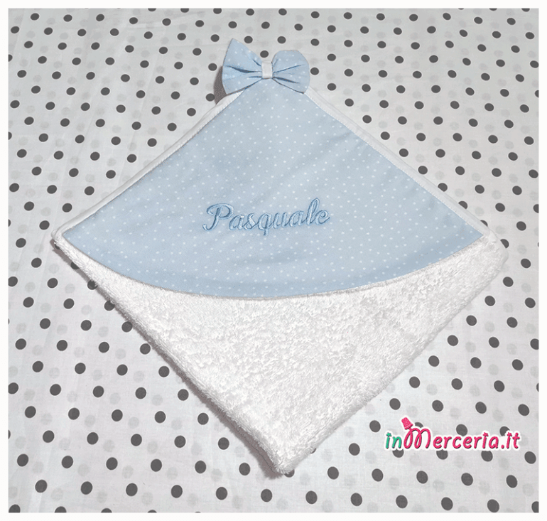 Set nascita neonato - Corredino con beauty, sacchetti nascita e asilo, pochette, bavette, clip portaciuccio, accappatoio, asciugamano, quadrati di garza e bomboniere a forma di nutella per Pasquale