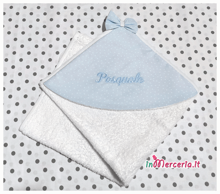 Set nascita neonato - Corredino con beauty, sacchetti nascita e asilo, pochette, bavette, clip portaciuccio, accappatoio, asciugamano, quadrati di garza e bomboniere a forma di nutella per Pasquale