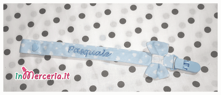 Set nascita neonato - Corredino con beauty, sacchetti nascita e asilo, pochette, bavette, clip portaciuccio, accappatoio, asciugamano, quadrati di garza e bomboniere a forma di nutella per Pasquale