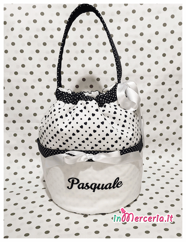 Set nascita neonato - Corredino con beauty, sacchetti nascita e asilo, pochette, bavette, clip portaciuccio, accappatoio, asciugamano, quadrati di garza e bomboniere a forma di nutella per Pasquale