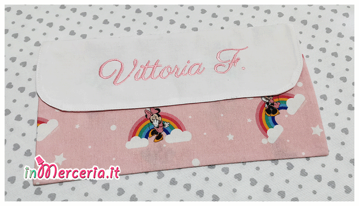 Set asilo Minnie Mouse arcobaleno – Sacchetto, asciugamano, bavetta e bustina per Vittoria