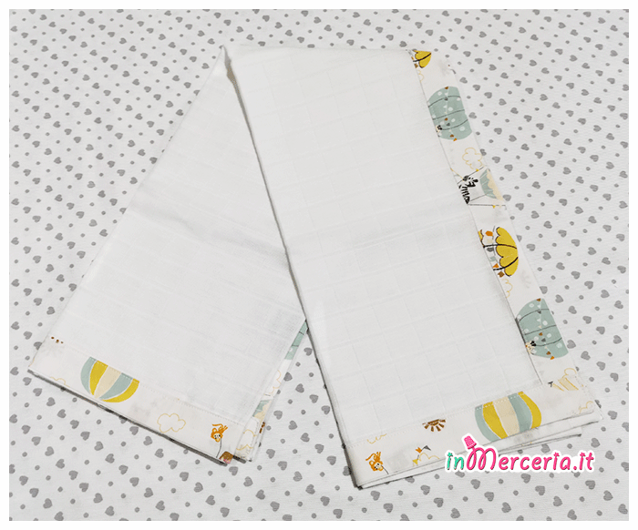 Set nascita - Lenzuolino, accappatoio, asciugamano e quadrato di garza con elefante e leoni